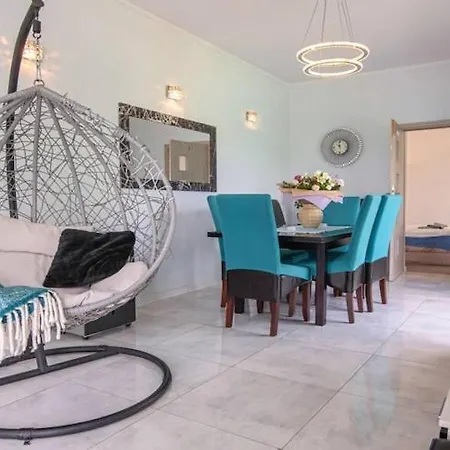 Luxurious With Swimming Pool Holiday home *