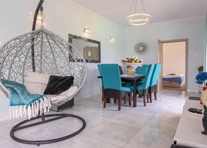 Luxurious With Swimming Pool Holiday home *